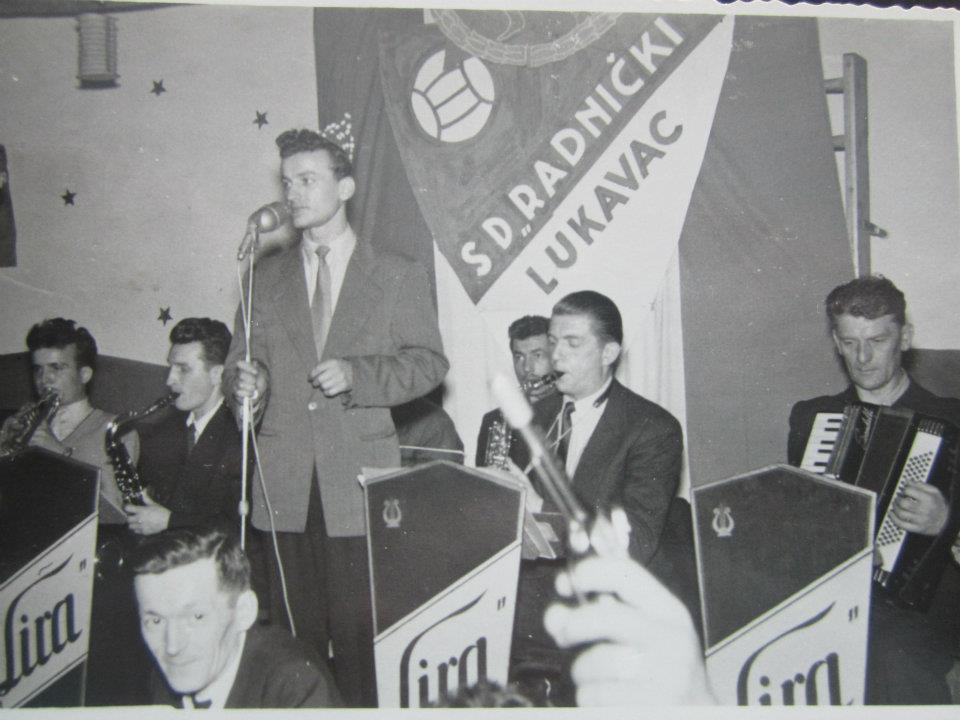 Gojo svira saksafon u Lira