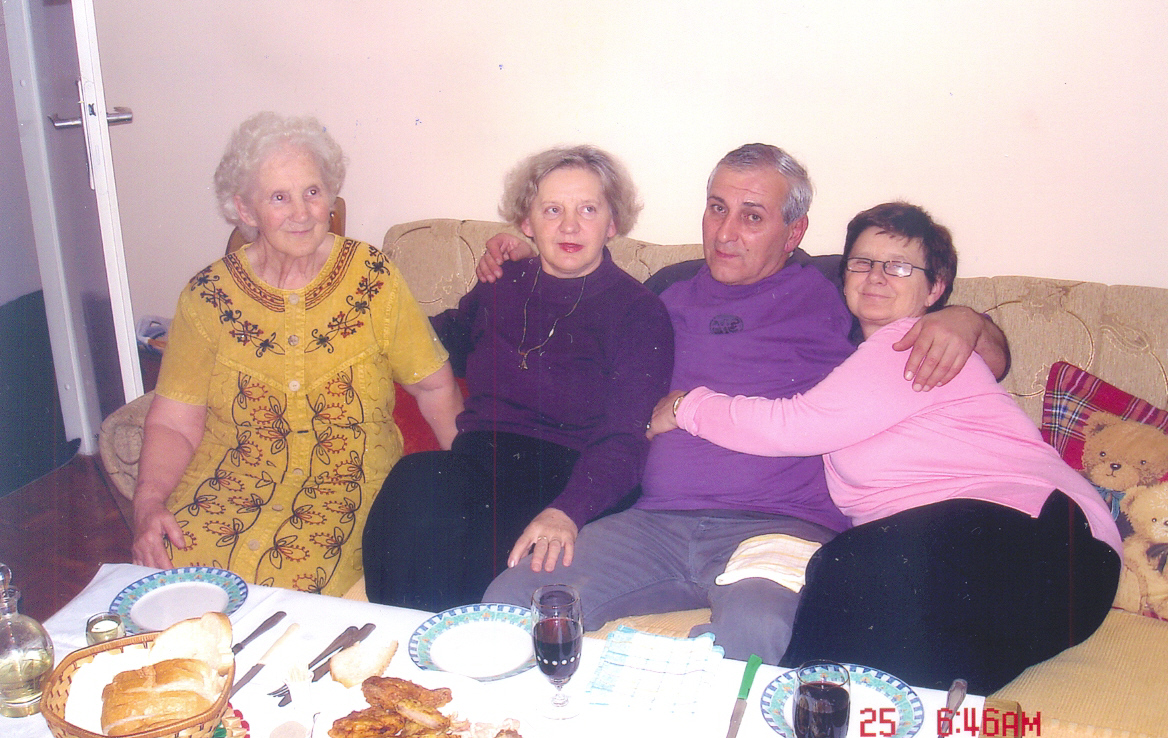 Segat Olga sa kcerkom Mirjanom i Nadezdom i zet Slavko tz